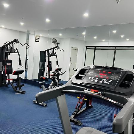 May De Ville Crown Hotel Hanói Exterior foto The gym at the hotel